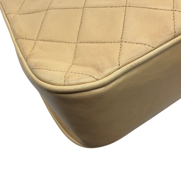 CHANEL VINTAGE BEIGE / GOLD HARDWARE QUILTED LEATHER CHAIN STRAP FLAP BAG - Picture 15 of 16